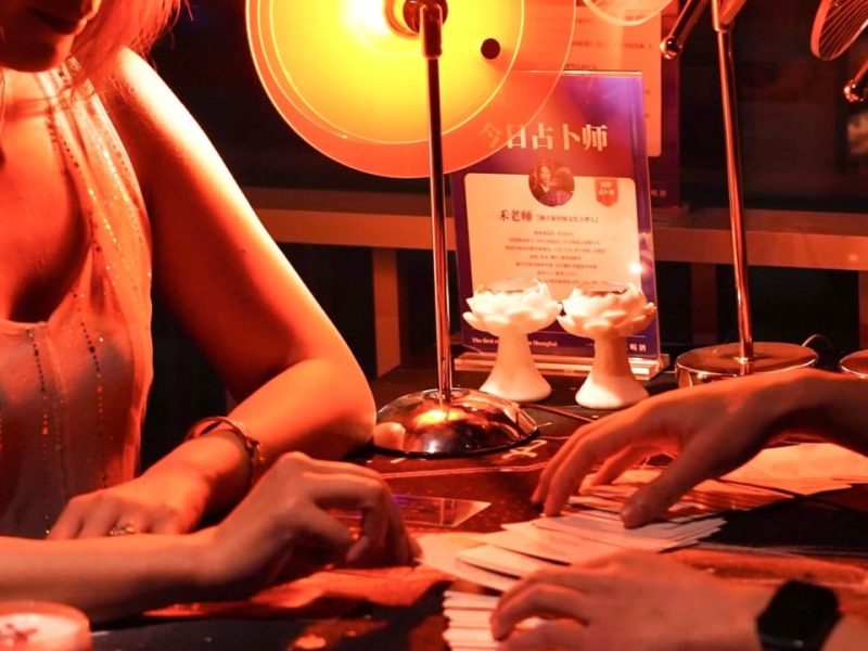 Таро с вашия мерло? Защо потребителите на Китай харчат „духовно“