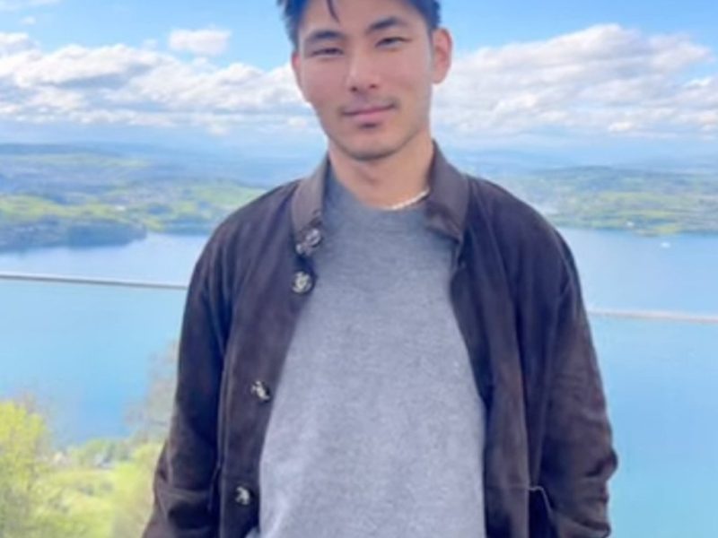 Човек от китайския холанд, роден без палци, придобива вирусна слава за изобретателни хакове за живот