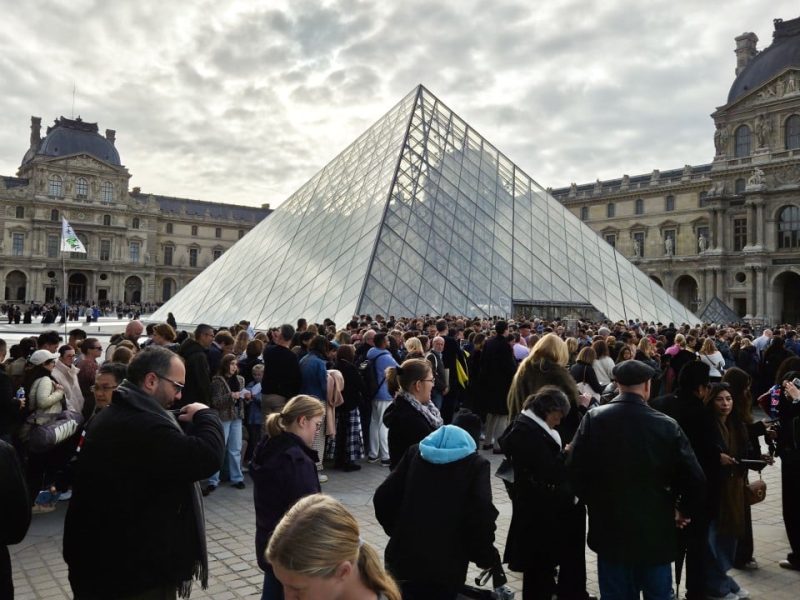 Шефът на Лувъра казва, че обирът е станал благодарение на пропуски в камерите за видеонаблюдение, предлага оставка