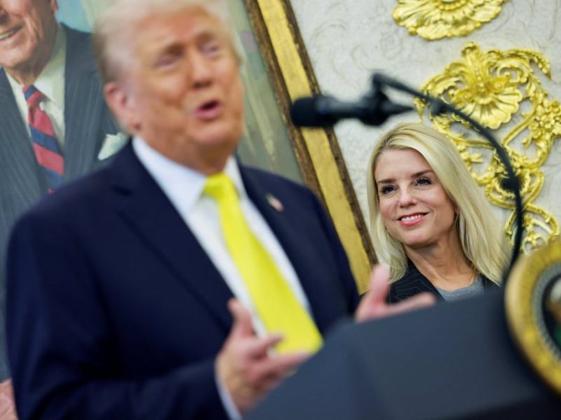 Бившият помощник на Тръмп Джон Болтън е обвинен на фона на репресии срещу критиците на американския президент