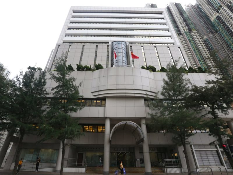 Хонконгският съд спира затвора за беларуски модел, който нападна 2 офицери