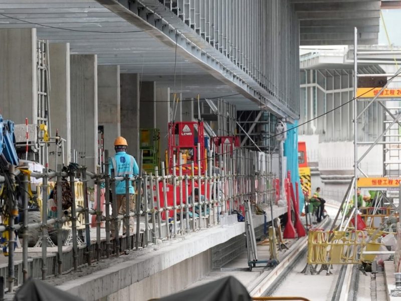 Хонконгските власти са „загрижени“ от неодобрени закопчалки, използвани в проекта за станции