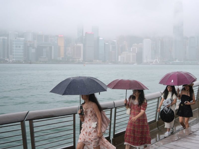 Хонконг може да издаде T3 в понеделник, тъй като тропическата буря Fengshen наближава