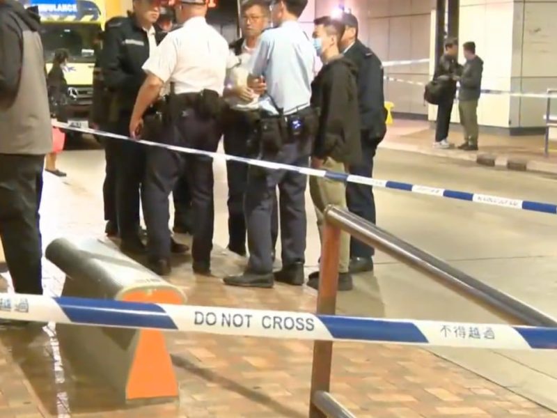 2 заподозрени в нападение над млад мъж с остри оръжия, издирвани от полицията в Хонконг