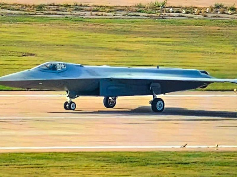 Това ли е нов вид на китайския боец ​​на J-50 Stealth?