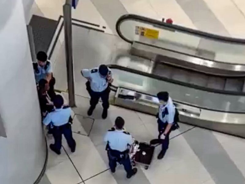 Мъж, арестуван на гара в Хонконг след 13 кг кокаин, намерен в куфар