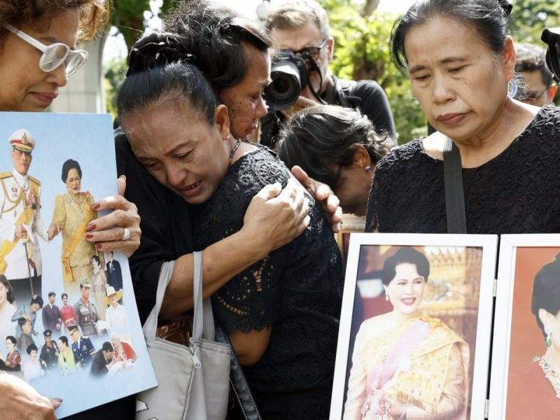 Тайланд скърби за кралица Сирикит, когато започва едногодишното кралско погребение