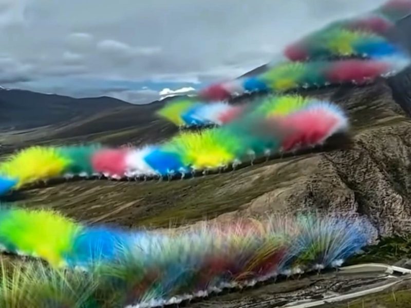 Главите се търкалят в Китай над фойерверк за публичност в екологично крехкото плато на Тибет