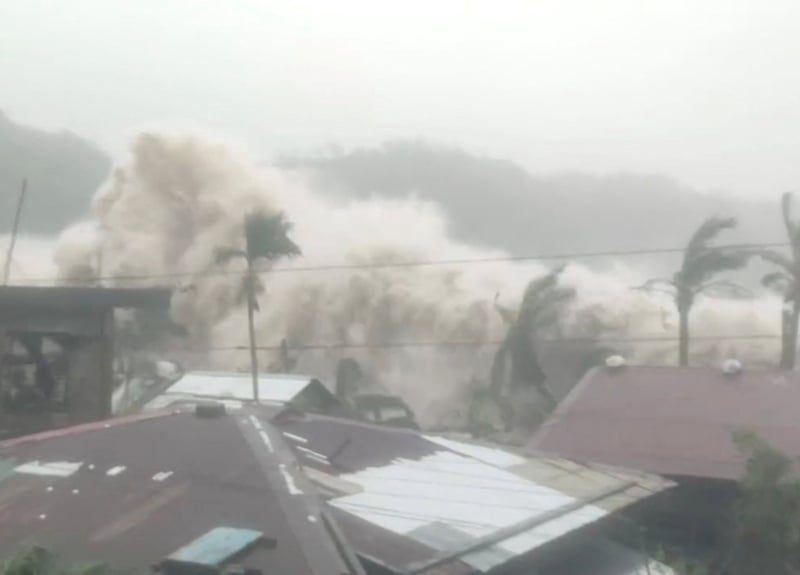 Тайфунът Fung-wong се насочи към Тайван, оставяйки 2 жертви, милиони разселени във Филипините