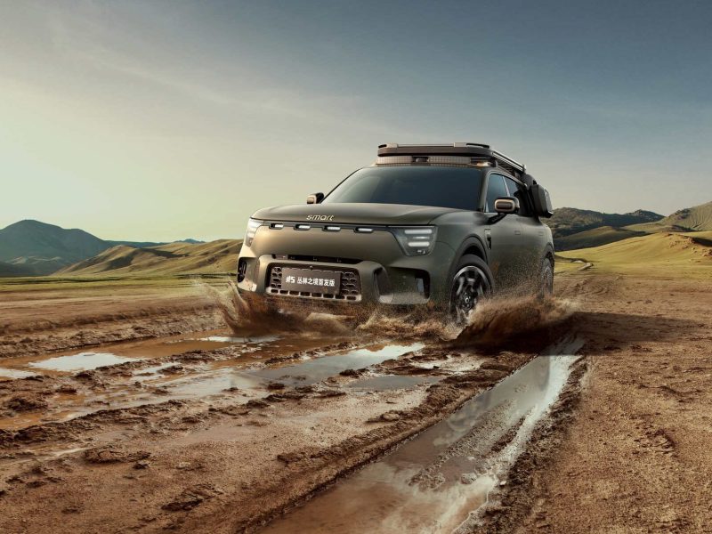 Основателят на Wayve обсъжда $100 млн. и FSD на Tesla