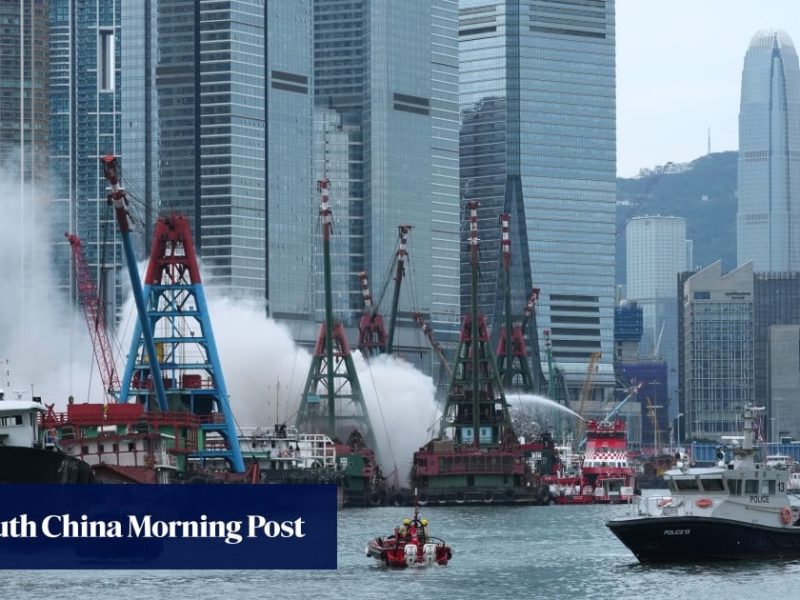 Пожар на баржа в Хонконг по време на тайфуна Yau Ma Tei