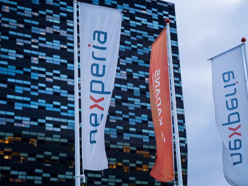 Холандия е призована да реши спора около чиповата индустрия