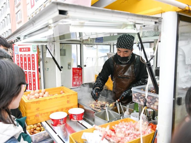 Щанд с пържен ориз на самотен баща става хит в Джилин