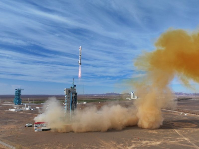 Китай изстрелва три многофункционални сателита в космоса