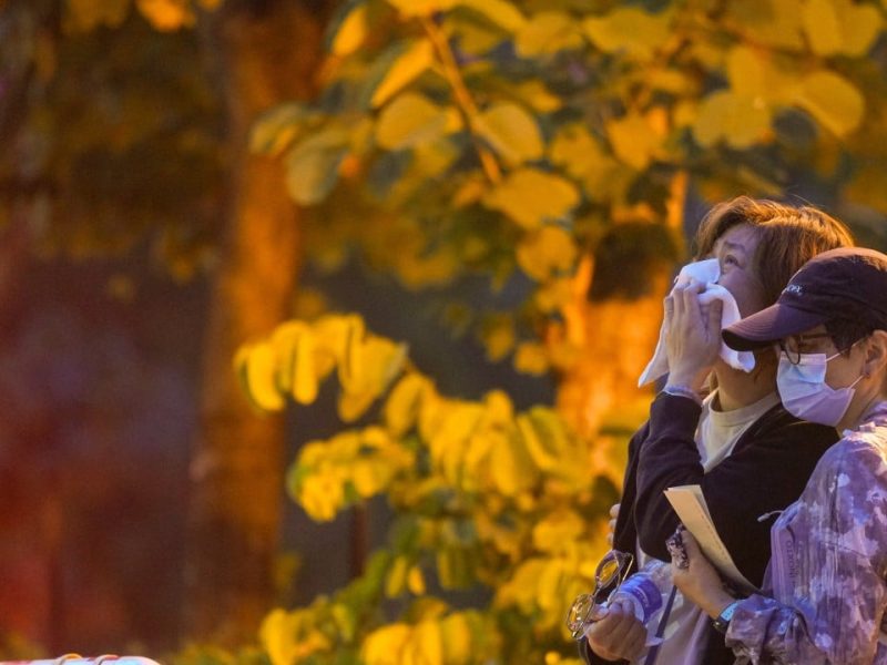 Броят на загиналите при пожара в Хонконг нарасна до 83 след митинги в опечален град в помощ на жертвите