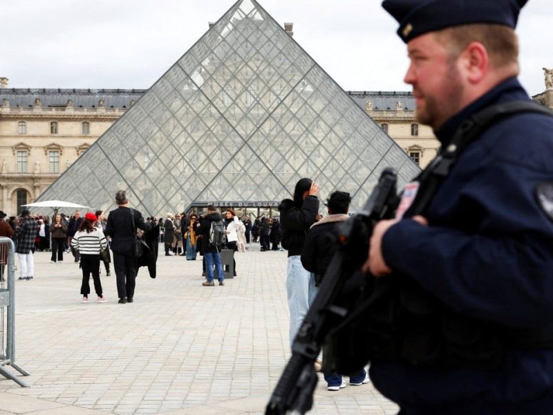Обирът на Лувъра е дело на дребни престъпници, а не на организирана престъпност, каза парижкият прокурор