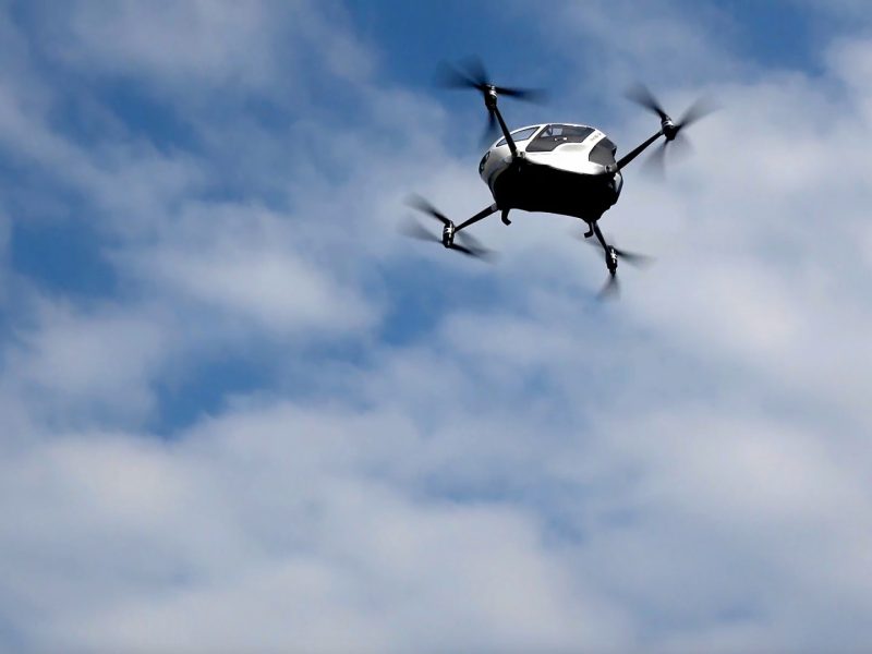 Китайски стартъп създава твърдотелни батерии за летящи коли