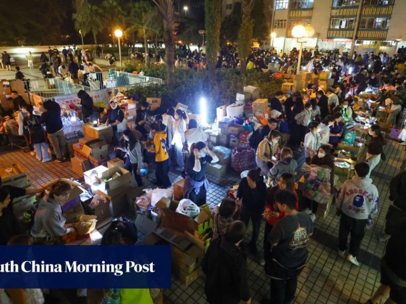 Доброволци помагат за овладяване на пожар в Хонконг