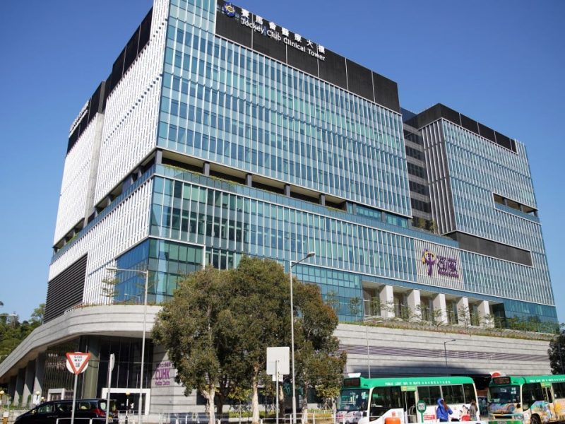 Медицински център CUHK намалява цените за 1011 услуги, за да привлече пациенти