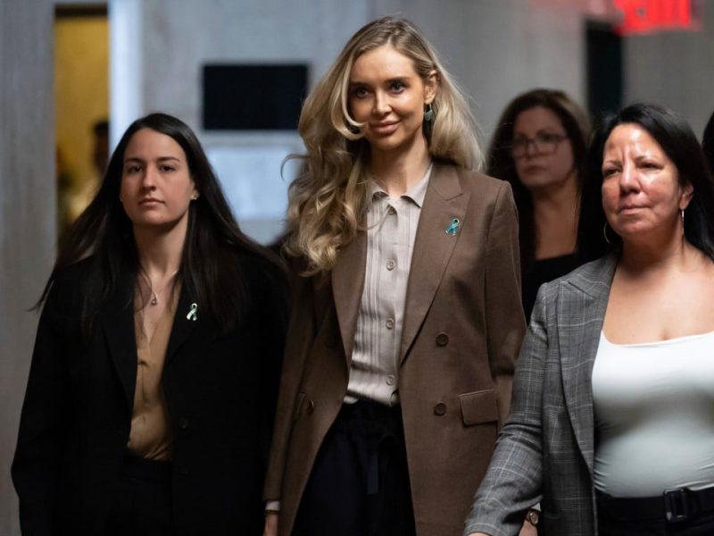 Обвинителката на Харви Уайнстийн Кая Сокола е съдена за клевета от сестра си