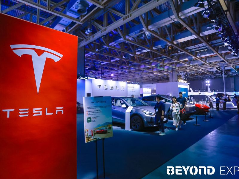 Tesla China готви обновен Model Y със седемместна версия