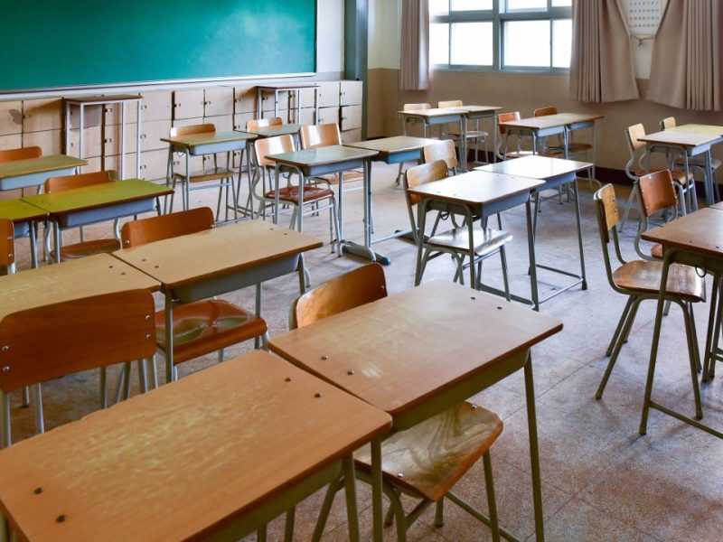 Потвърдено е, че двама са загинали, след като туристическа лодка се преобърна в Югозападен Китай