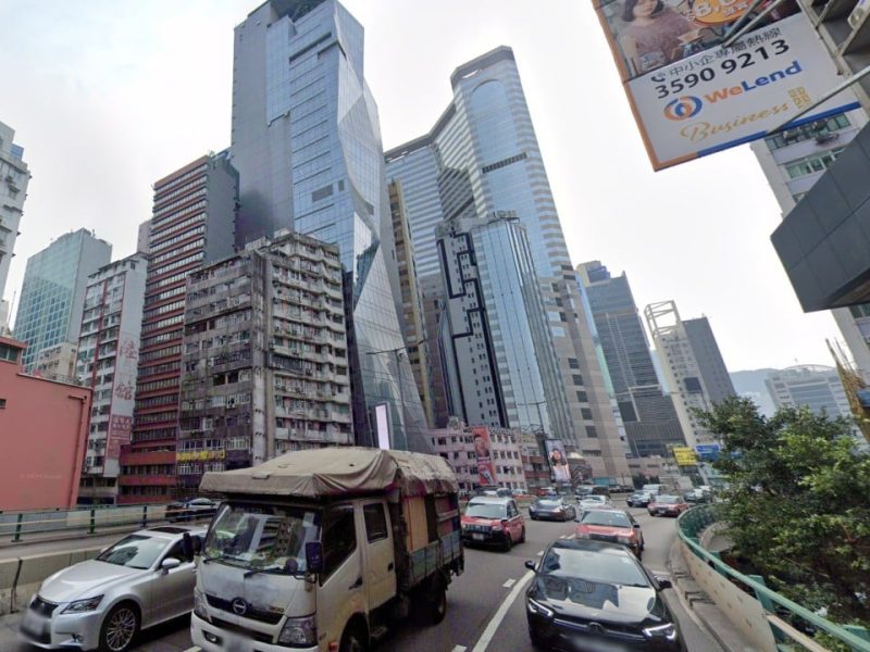 Помощен полицай в Хонконг е обвинен за предполагаемо непристойно действие по време на шофиране на такси