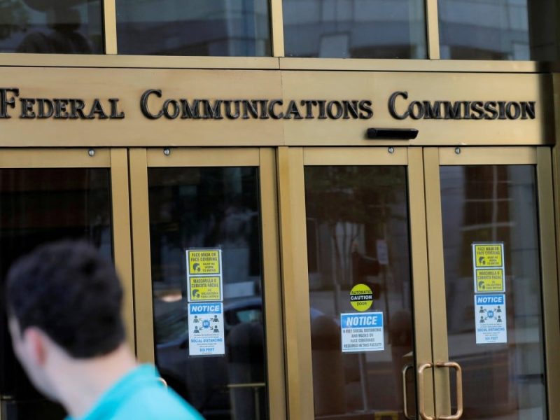 Федералната агенция за комуникации може да забрани на китайските телекомуникационни фирми достъп до мрежи в САЩ