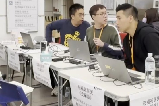 Помощ пристига, докато пожар обхваща жилищен комплекс в Хонконг