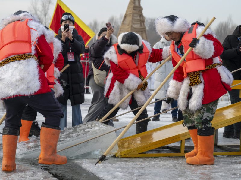 В “ледения град” на Китай събирането на лед поставя началото на зимния туристически сезон