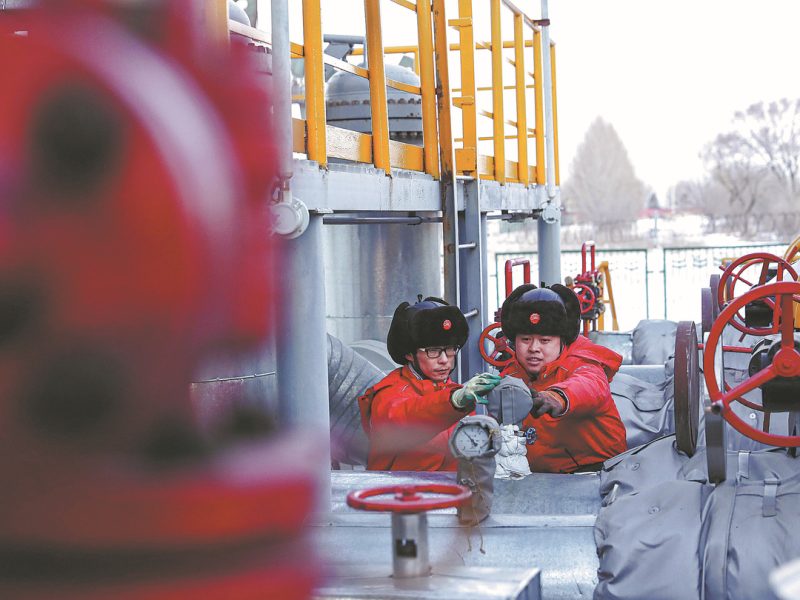 Добивът на суров петрол в Китай ще достигне рекорд през 2025 г