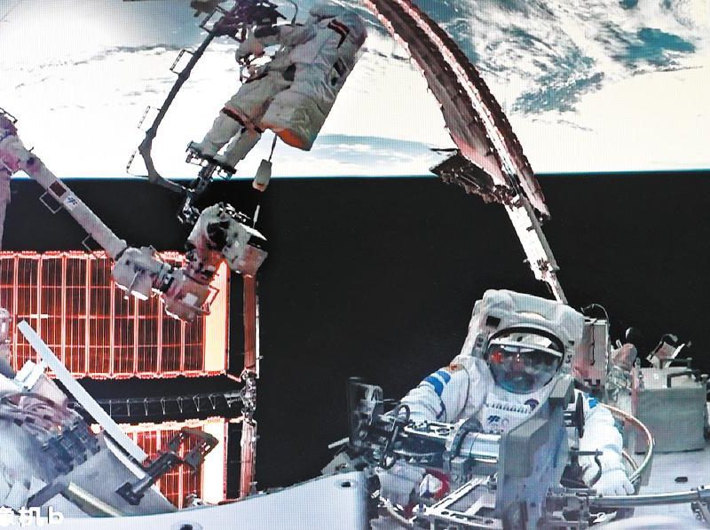 Астронавтите от Shenzhou XXI провеждат първото си излизане в открития космос