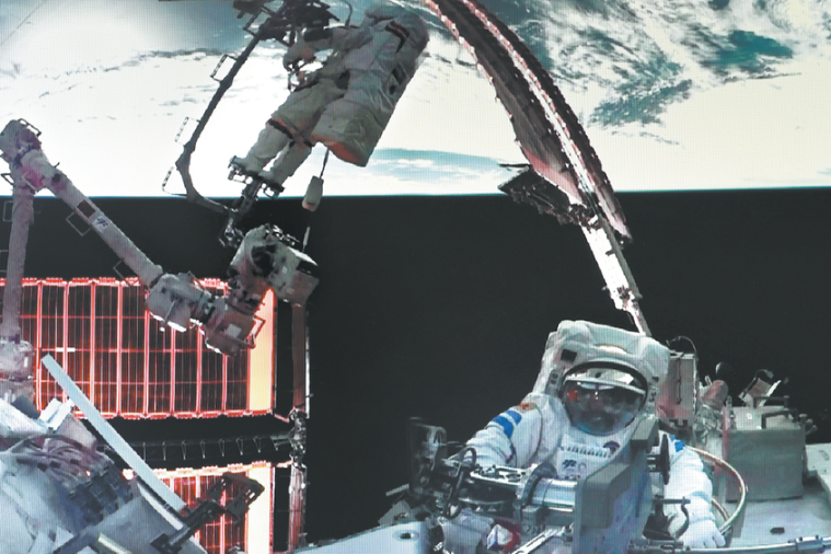 Астронавтите от Shenzhou XXI извършват първо космическо излизане