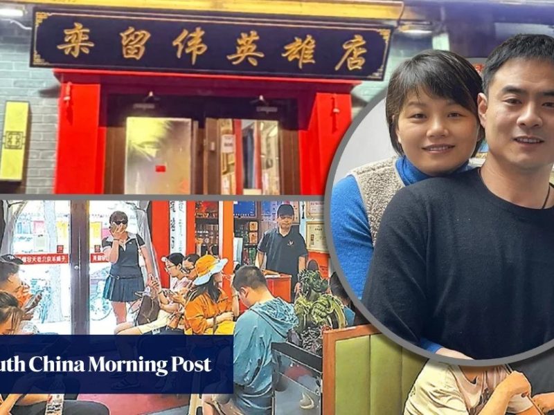 Китайската вдовица управлява заведението на съпруга на покойния герой с местна подкрепа, споделя спомени с клиенти