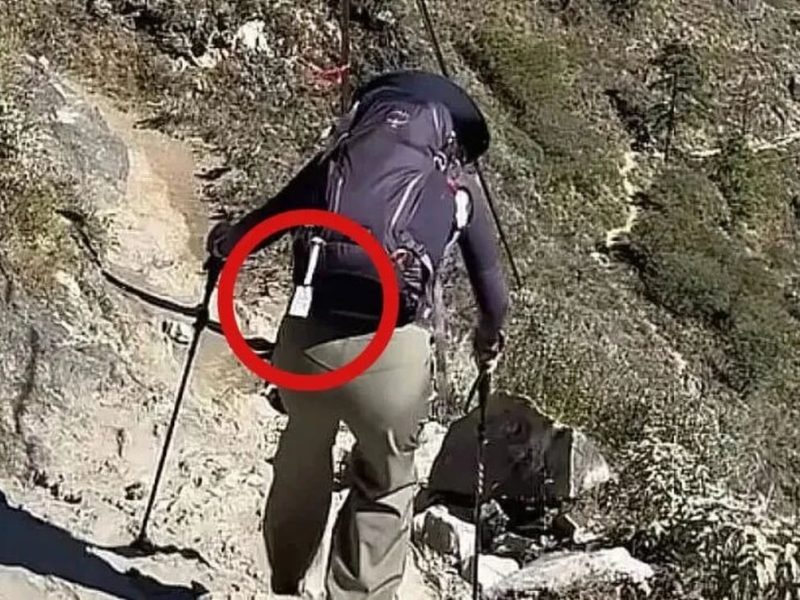 Китайски турист носи етикет на дрехи, за да помогне в намирането на изчезнали деца, да разшири търсенето, да повиши осведомеността