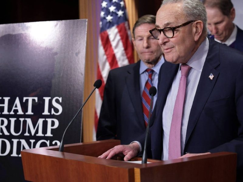 Топ демократ настоява Сената да заведе дело заради поетапното оповестяване на файловете на Епщайн от Министерството на правосъдието