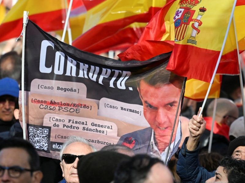 Протестиращи на масов митинг в Мадрид призовават премиера Санчес да подаде оставка заради случаи на корупция