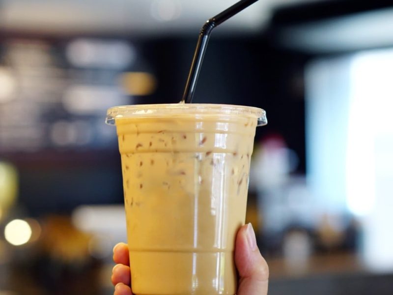 Франция отменя забраната за пластмасови чаши с четири години, на фона на натиска на индустрията и зелената реакция