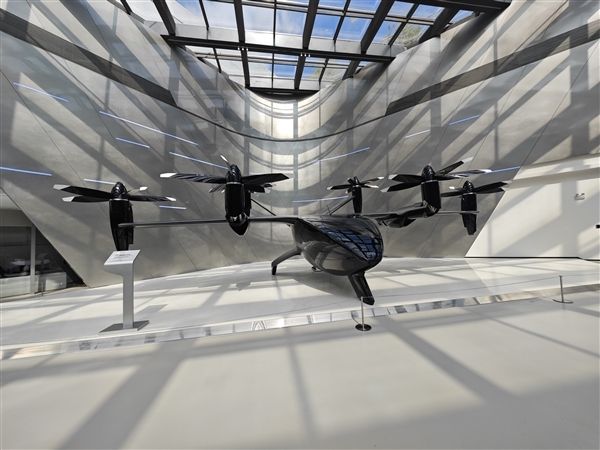 XPeng представя превозно средство със самолет в багажника