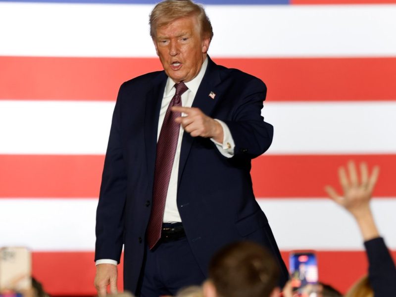 Тръмп се опитва да облекчи безпокойството на избирателите, като рекламира икономически победи, избягва досиетата на Епщайн в митинга