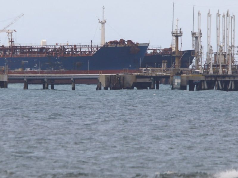 Данните показват, че петролни танкери все още пристигат във Венецуела въпреки блокадата на САЩ