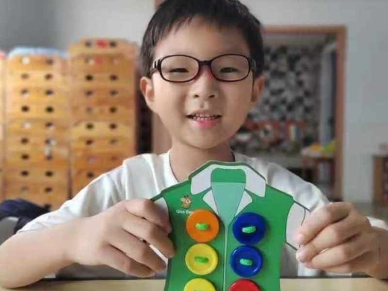 „Изчезналата“ 6-годишна Юансин и бащата се събраха отново, след което бяха депортирани заедно в Китай