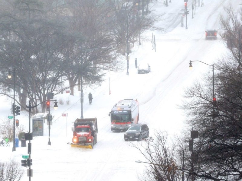 Близо милион американски домакинства без електричество в силна зимна буря