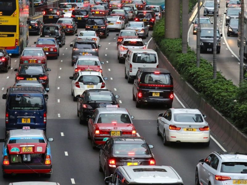 Хонконгската търговия с автомобили вижда червено заради затегнатите правила за проверка на превозните средства