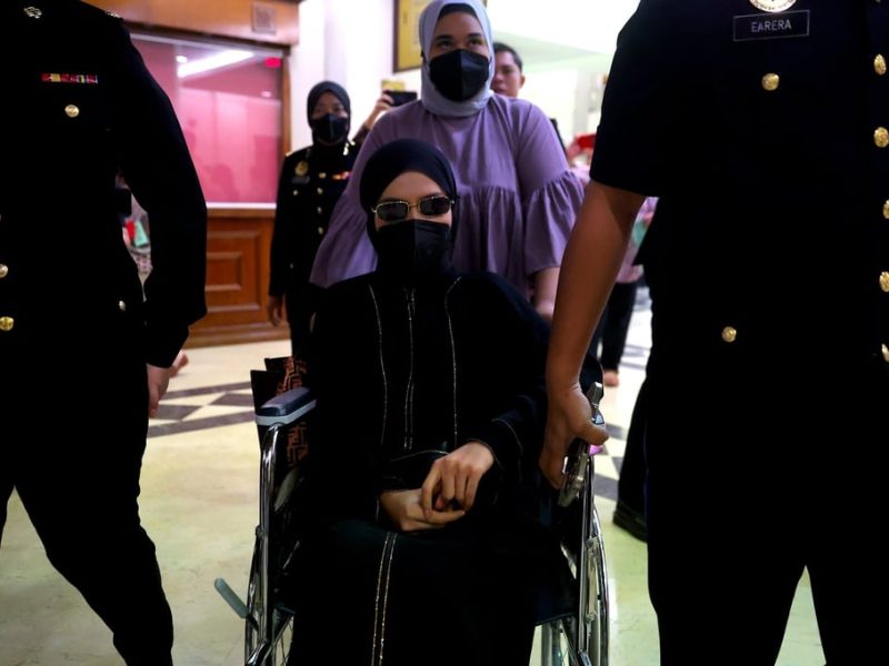 Явяването на малайзийския заподозрян в корупция в съда в инвалидна количка предизвика онлайн подигравки