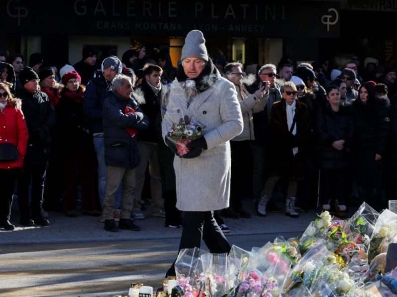 Сурова емоция, докато опечалените отдават почит на жертвите на пожара в швейцарския ски курорт