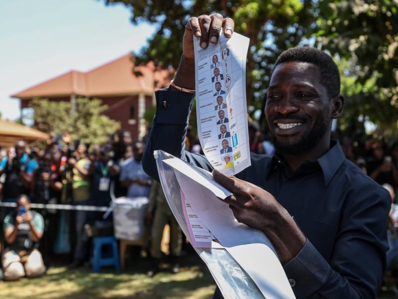 Президентът на Уганда Йовери Мусевени печели седми мандат на избори, помрачени от твърдения за измама