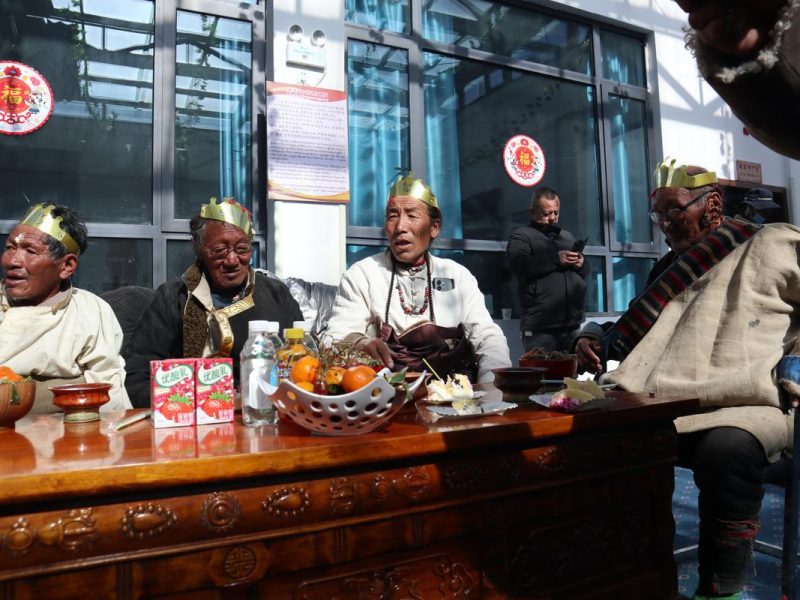 Старческият дом Xizang празнува възрастни хора по случай годишнината от земетресението