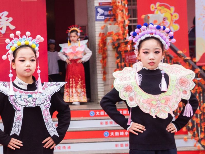 Студентите от Хунан изработват шапки за опера от рециклирани материали