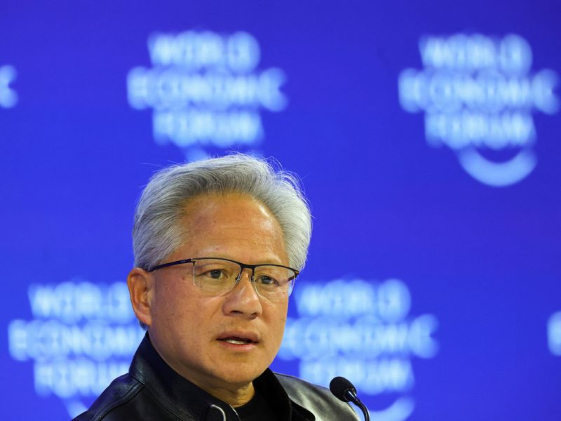 Главният изпълнителен директор на Nvidia на посещение в Шанхай, докато САЩ облекчават ограничаването на чиповете H200